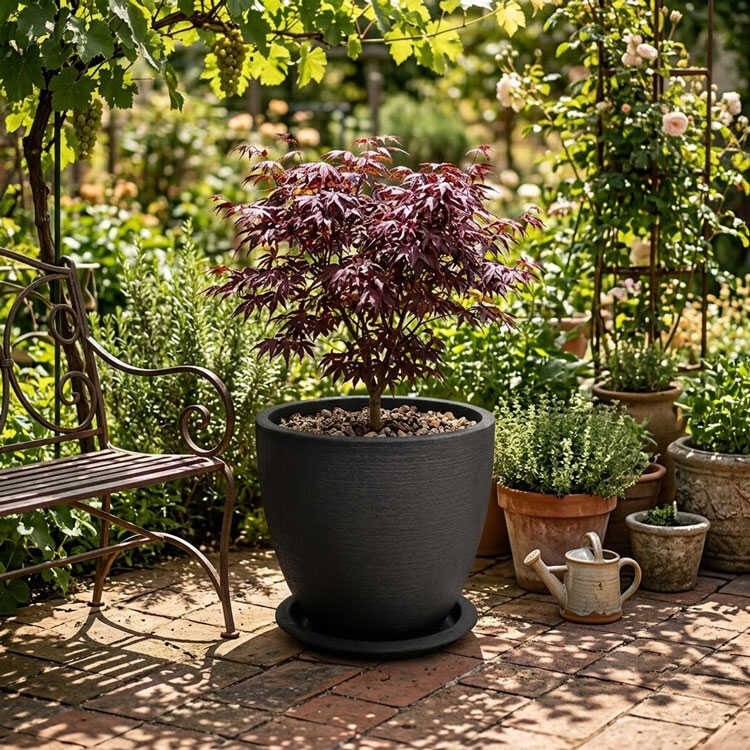 Casa Pica black round plastic patio planter